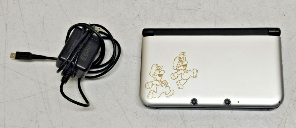 Nintendo 3DS XL Year of Luigi 30th Anniversary Edition