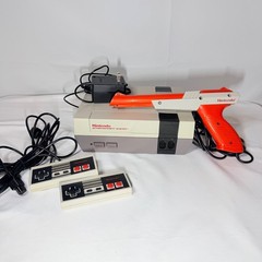 Nintendo Entertainment System NES Console Bundle with 2 Controllers Zapper READ