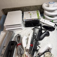 Nintendo Wii 2 RVL-001 (USA) & SUP 101(02) WHIT GAMES REMOTS UNTESTED FOR PARTS