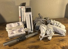 Nintendo Wii RVL-001 Console Bundle GameCube Compatible Tested Wii Remote Games