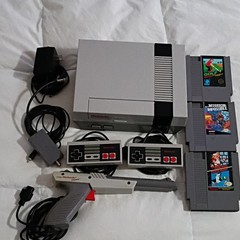 Nintendo NES-001 Entertainment System Console Bundle 2 Controllers Zapper Games