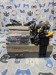 Nintendo NES PACKAGE DEAL GAMES, 2 CONTROLLERS, POWER CORD, A/V, 4 GAMES TESTED