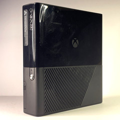 Microsoft Xbox 360 E 4GB Console Bundle OEM Controller Power Supply Games Tested