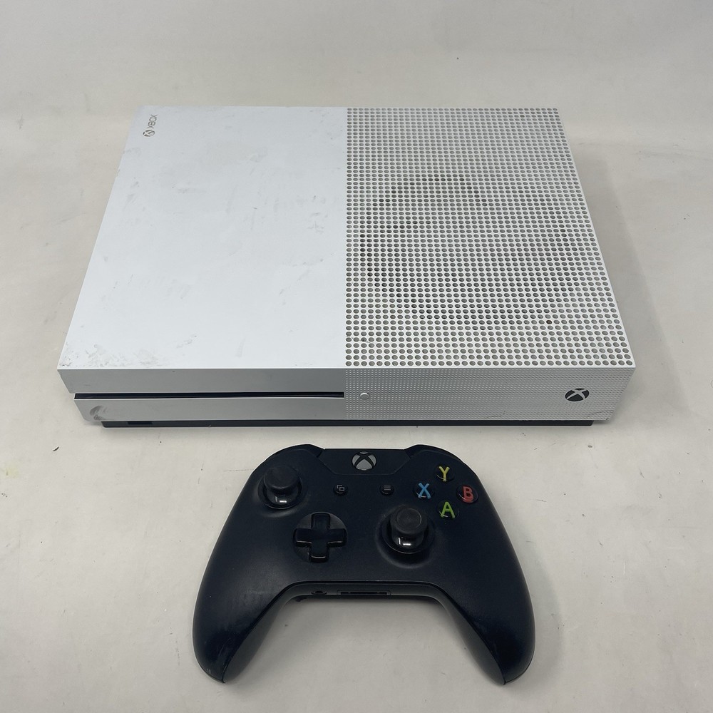 NO POWER – Xbox One S 500GB Model 1681 – FOR PARTS OR REPAIR With Controller