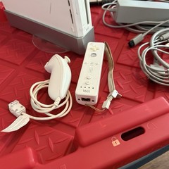 Nintendo Wii Video Game Console RVL-001 White Bundle
