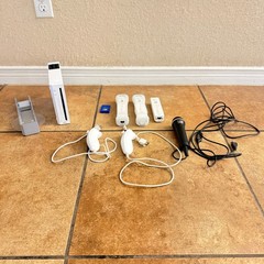 Nintendo Wii Console RVL-001 White Bundle 3 Remotes Nunchucks Microphone Memory