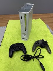 Xbox 360 Console White Worked the Last Time Unknown Condition Pics 2 Controllers