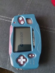 Nintendo Game Boy Advance 32MB Handheld System – Fuchsia Pink no tapa de bateria