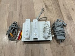 Nintendo Wii RVL-001 512 MB Home Console – White and 1 game included
