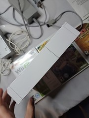Nintendo Wii Console Bundle 3 Games 2 Remotes 2 Nunchuks Sensor Bar Cables