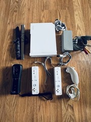 Nintendo Wii Console White RVL-001(USA) NTSC-U/C 480p w/ 2 Remotes Nunchuk