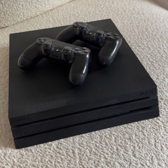 Play station 4pro / 2 dualshock controllers