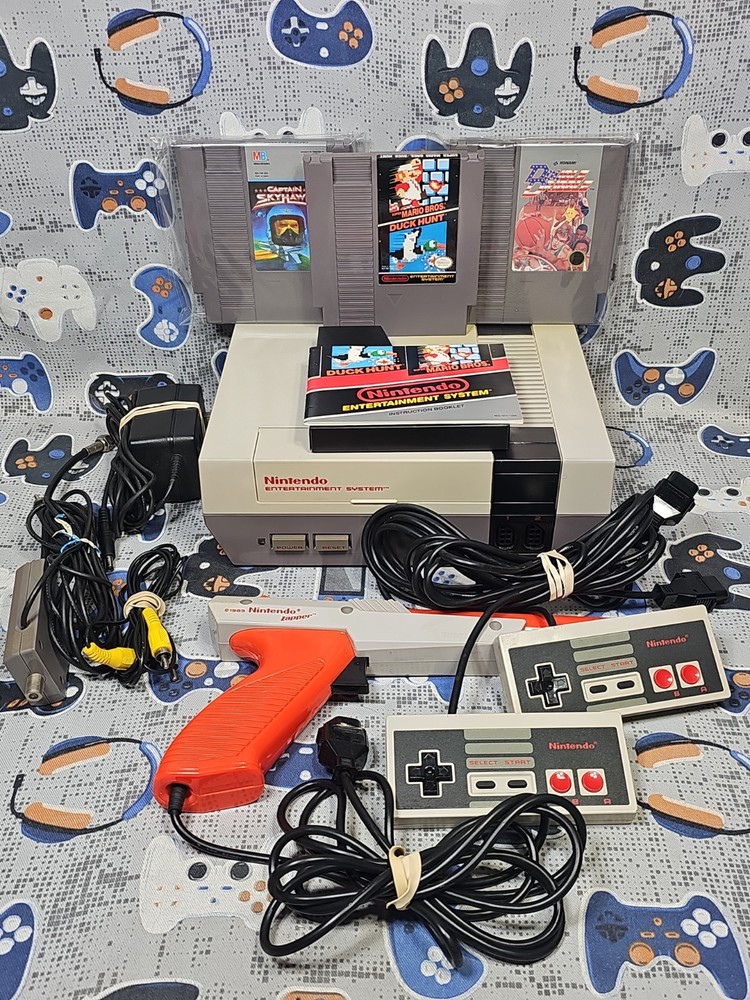 Nintendo NES PACKAGE DEAL GAMES, 2 CONTROLLERS, POWER CORD, A/V, 4 GAMES TESTED