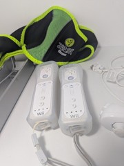 Nintendo Wii White Console Bundle Wii Fit Plus Balance Board, 2 Remotes, 3 Games