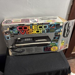 French/Canadian Colecovision with box/styrofoam, manual, 2 controllers, cables.