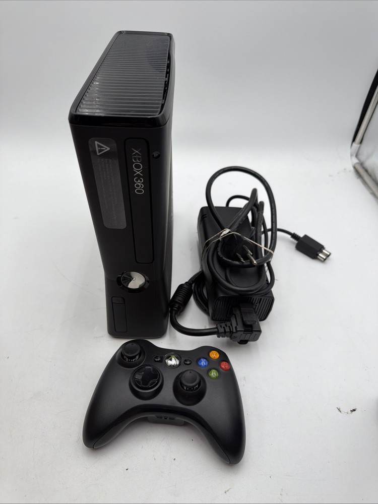 Microsoft Xbox 360 S Slim 4GB 1439 Console Bundle Controller Cable