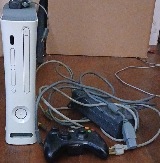 Microsoft Xbox 360 Console White Wi-Fi Capability with Controller & Power Supply
