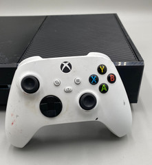 Microsoft Xbox One 1540 500GB Black Gaming Console + White Controller ONLY Fair